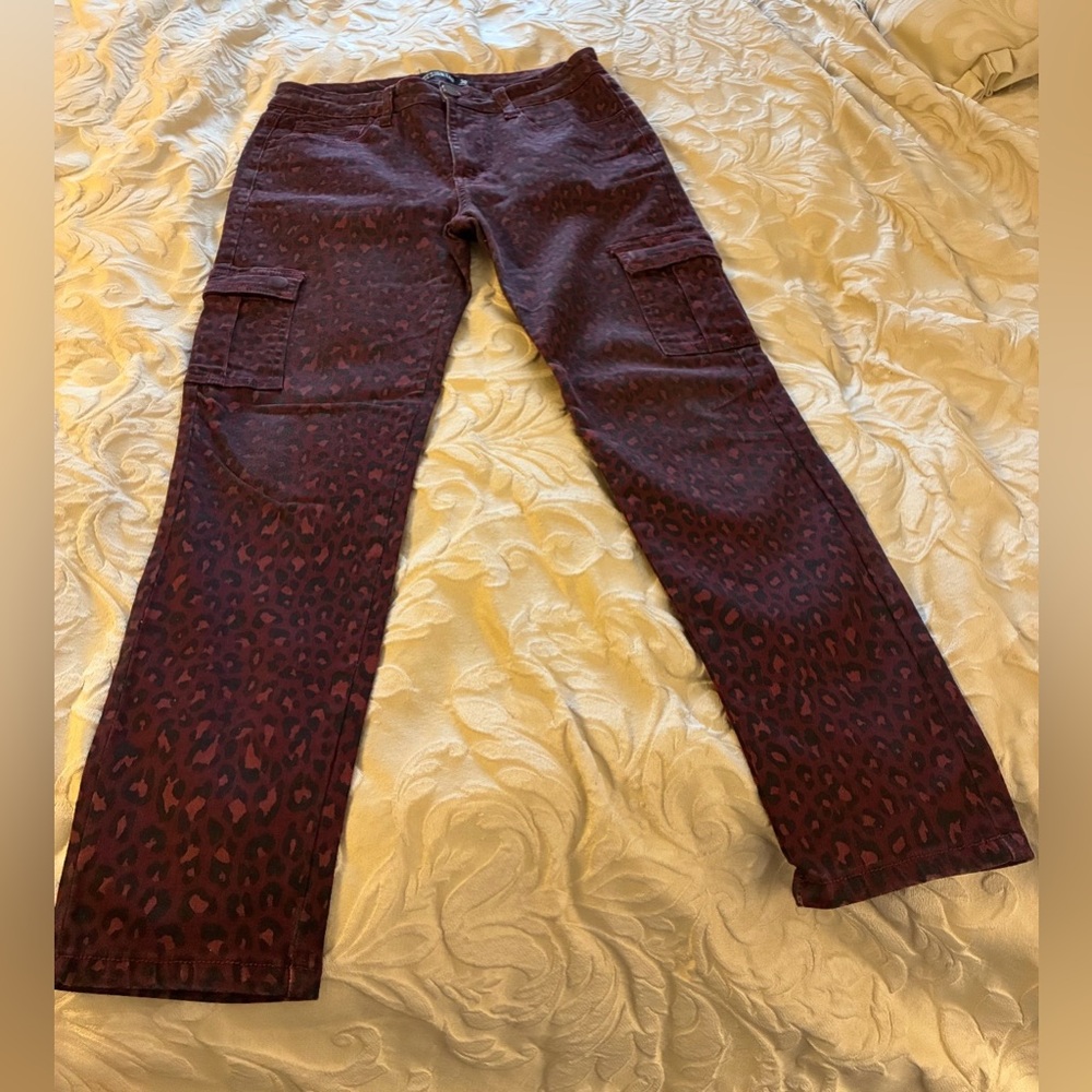 Women’s 97% Cotton Design Lab Leopard Print Burgundy Cargo Pants